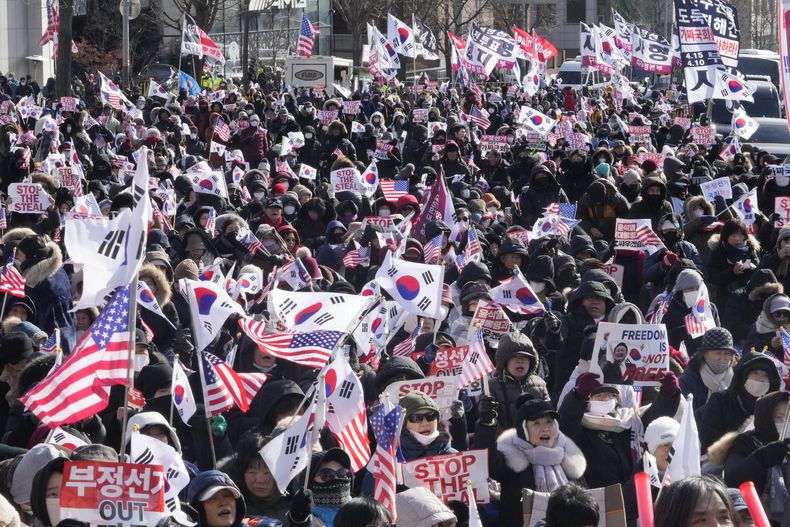Simpatizantes del presidente surcoreano Yoon Suk Yeol realizan una protesta contra su juicio político cerca de la residencia presidencial en Seúl, Corea del Sur, el jueves 9 de enero de 2025. (AP Foto/Ahn Young-joon)