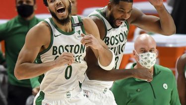 Tatum logra enceste clave; Celtics superan a Pistons