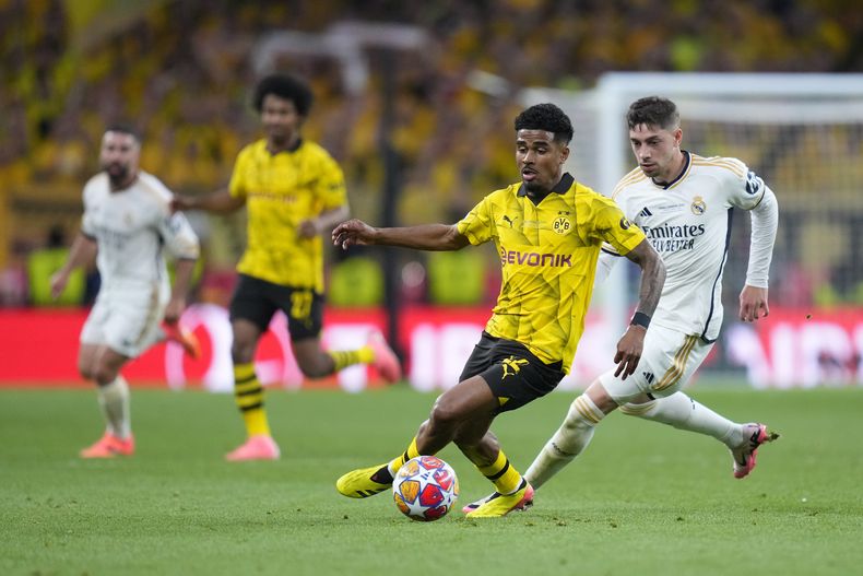 En foto del primero de junio del 2024, Federico Valverde del Real Madrid pelea por el balón con Ian Maatsen del Borussia Dortmund en la final de la Liga de Campeones en Wembley. El martes 11 de junio del 2024, nombran a Maatsen a la selección holandesa en reemplazo del lesionado Frenkie de Jong para la Euro. (AP Foto/Kirsty Wigglesworth)