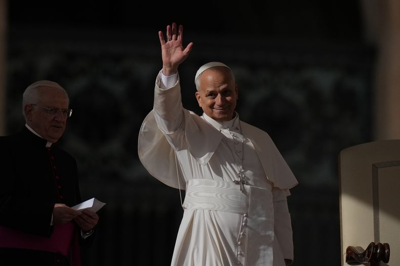 El papa León XIV saluda al salir al término de una audiencia con motivo del Jubileo de los Coros en la Plaza de San Pedro, en el Vaticano, el sábado 22 de noviembre de 2025. (Foto AP/Alessandra Tarantino)