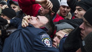 americateve | T&aacute;rtaros se enfrentan a un agente de la polic&iacute;a frente a un edificio gubernamental en Simfer&oacute;pol, Crimea, en Ucrania, el mi&eacute;rcoles 26 de febrero de 2014. Unos 20.000 t&aacute;rtaros musulmanes que apoyaban al gobierno interino