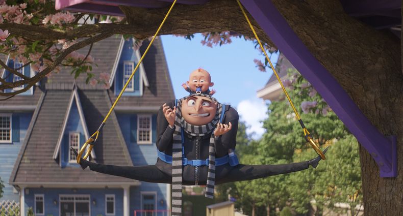En esta imagen proporcionada por Illumination & Universal Pictures, Gru, con la voz de Steve Carell, y Gru Jr. en una escena de Despicable Me 4. (Illumination & Universal Pictures vía AP)
