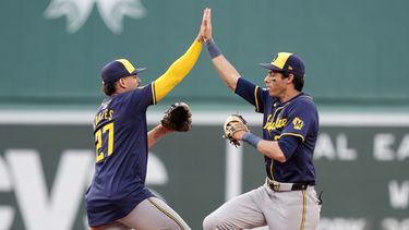 El dominicano Willy Adames (izquierda) y Christian Yelich festejan el triunfo de los Cerveceros de Milwaukee sobre los Medias Rojas de Boston, el sábado 25 de mayo de 2024 (AP Foto/Michael Dwyer)
