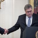 Trump mete de nuevo a secretario Barr en refriega política