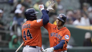 Jeremy Peña de los Astros de Houston felicita a Yordan Álvarez tras su jonrón de dos carreras en la novena entrada del juego ante los Atléticos de Oakland el domingo 28 de mayo del 2023. (AP Foto/Jeff Chiu)