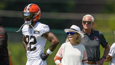 El dueño de los Browns de Cleveland Jimmy Haslam y una amiga de la familia observan la sesión de entrenamiento del equipo en el centro de prácticas el lunes 24 de julio del 2023. (AP Foto/Chris Carlson)
