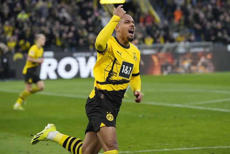 Donyell Malen celebra tras anotar el primer gol del Borussia Dortmund en el partido ante Hoffenheim en la Bundesliga, el domingo 25 de febrero de 2024. (AP Foto/Martin Meissner)