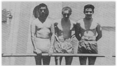 Raúl Castro (d) con Nikolai Leonov (c) en 1953.