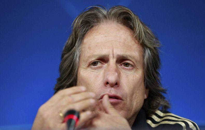 ARCHIVO - Foto del 26 de marzo del 2012, el entrenador del Benfica Jorge Jesus en conferencia de prensa. (AP Foto/Armando Franca, Archivo)