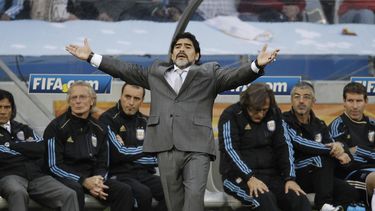 americateve | Fotograf&iacute;a del 3 de julio de 2010 que muestra al exjugador de la selecci&oacute;n argentina de f&uacute;tbol Diego Maradona en su etapa como t&eacute;cnico de la escuadra de su pa&iacute;s en el Mundial de Sud&aacute;frica.  (Foto de AP/Gero Breloe
