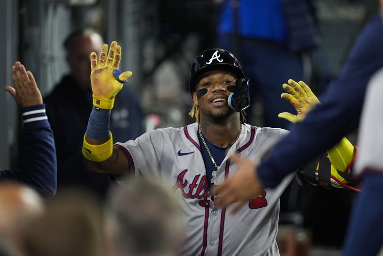 El venezolano Ronald Acuña Jr., de los Bravos de Atlanta, vuelve a la caseta luego de batear un jonrón ante los Dodgers de Los Ángeles, el viernes 3 de mayo de 2024 (AP Foto/Ashley Landis)