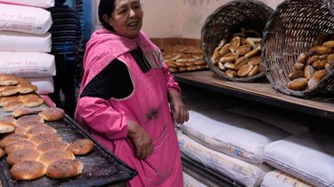 La panadera Nora Vargas se encuentra en su panadería cerca de pan de batalla en venta en La Paz, Bolivia, el miércoles 3 de diciembre de 2025. (AP Foto/Juan Karita)