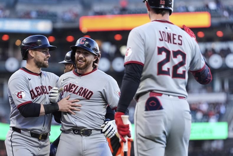 Daniel Schneemann (centro), de los Guardianes de Cleveland, festeja con sus compañeros luego de batear un jonrón de tres carreras en el juego del miércoles 18 de junio de 2025, ante los Gigantes de San Francisco (AP Foto/Godofredo A. Vásquez)