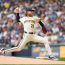 El lanzador de los Cerveceros de Milwaukee, Dustin May, lanza durante la tercera entrada de un partido de béisbol contra los Piratas de Pittsburgh, el jueves 6 de agosto de 2026, en Milwaukee. (Foto AP/Kayla Wolf)