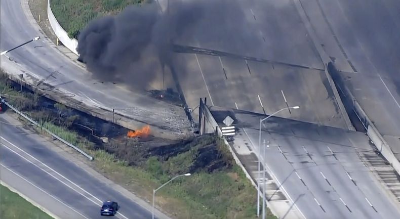 Captura de pantalla de un video proporcionado por la televisora WPVI-TV/6ABC muestra fuego y humo cerca de la sección colapsada de la autopista I-95 en Filadelfia, el domingo 11 de junio de 2023. (WPVI-TV/6ABC vía AP)