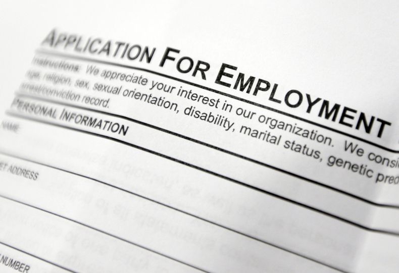 Fotograf&iacute;a del 22 de abril de 2014 en la que aparece un acercamiento a una solicitud de trabajo en una mesa durante una feria de empleo en la universidad Columbia-Greene Community College en Hudson, Nueva York. (Foto AP/Mike Groll)