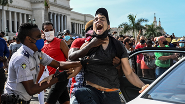 Un joven manifestante es reprimido en Cuba. (Archivo)&nbsp;