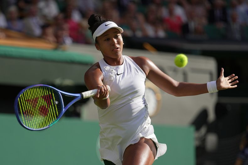 La japonesa Naomi Osaka regresa la bola a la bielorrusa Aryna Sabalenka en la cuarta ronda de Wimbledon el domingo 5 de julio del 2026. (AP Foto/Brian Inganga)