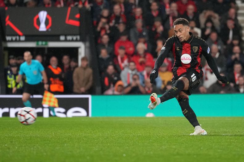 El jugador del Bournemouth, Marcus Tavernier, anota el segundo gol de su equipo de penalti durante el partido de fútbol de la Liga Europa entre el Bournemouth y el AC Milan en Bournemouth, Inglaterra, el jueves 22 de octubre de 2026. (Foto AP/Alastair Grant)