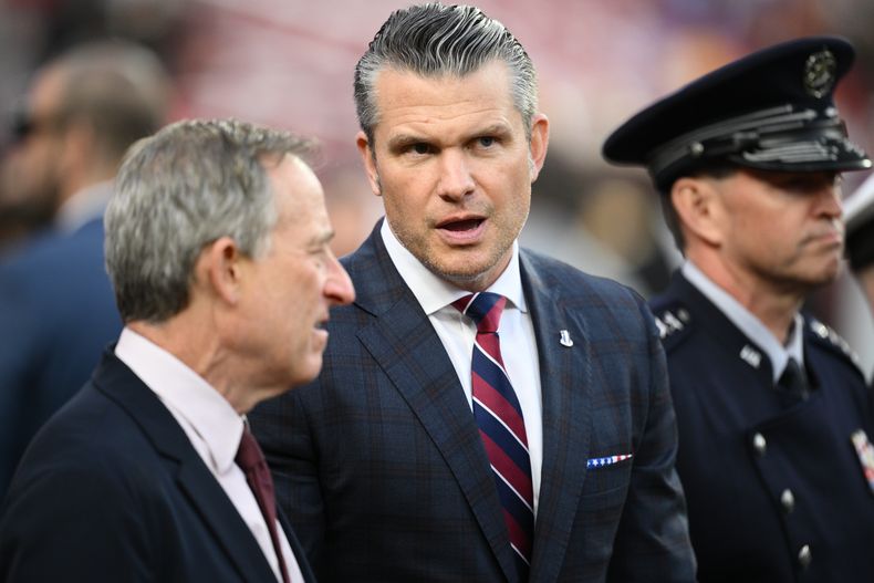 El secretario de Defensa de EEUU, Pete Hegseth, al margen de un partido de la NFL entre los Commanders y los Lions, el 9 de noviembre de 2025, en Landover, Maryland (AP Foto/Nick Wass)