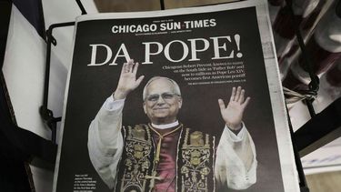 La primera plana del diario Chicago Sun-Times exclama ¡El papa! con el acento peculiar de la ciudad, en una tienda de comestibles el jueves 9 de mayo de 2025, en Mount Prospect, Illinois. (AP Foto/Nam Y. Huh)