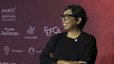 La cineasta mexicano-salvadoreña Tatiana Huezo, del documental El Eco, posa para fotógrafos a su llegada al encuentro de nominados de la 66a edición del Premio Ariel de la Academia Mexicana de Artes y Ciencias Cinematográficas, en la Ciudad de México, el miércoles 21 de agosto de 2024. (Foto AP/Berenice Bautista)