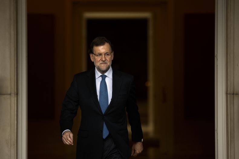 El presidente del gobierno espa&ntilde;ol Mariano Rajoy sale del Palacio de la Moncloa, la sede presidencial, en Madrid, Espa&ntilde;a, el mi&eacute;rcoles 28 de mayo de 2014. (Foto AP/Daniel Ochoa de Olza)