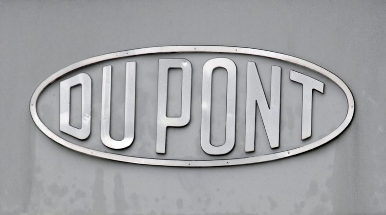 El logo de DuPont en la entrada de la planta de la compañía de Spruance, el 22 de abril de 2008, en Richmond, Virginia. (AP Foto/Steve Helber, Archivo)