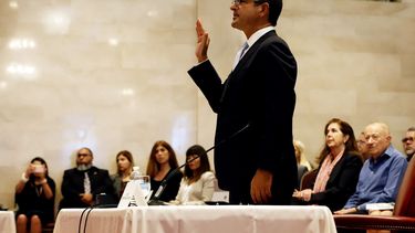 MIA16. SAN JUAN (PUERTO RICO), 08/02/2019.- El abogado Pedro Pierluisi (c) levanta su mano derecha durante una vista publica en la Cámara Baja de Puerto Rico, este viernes en San Juan (Puerto Rico). Pierluisi, nominado como secretario de Estado de Puer