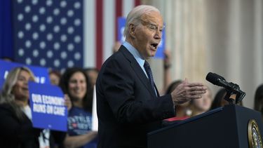 El presidente Joe Biden habla sobre los gastos propuestos a cuidado infantil y otras inversiones durante un acto de campaña en Union Station, el martes 9 de abril de 2024, en Washington. (AP Foto/Evan Vucci)
