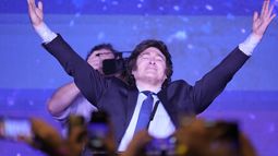 Javier Milei, el candidato presidencial de la coalición La Libertad Avanza, festeja en la sede de su campaña luego de obtener el mayor número de votos en las elecciones primarias, en Buenos Aires, Argentina, el domingo 13 de agosto de 2023. (AP Foto/Natacha Pisarenko)