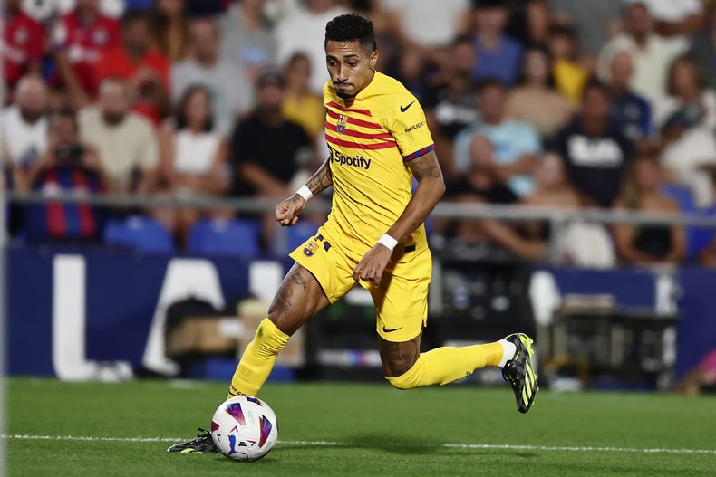 El brasileño Raphinha controla el balón durante un partido de La LIga ante el Getafe, el domingo 13 de agosto de 2023 (AP Foto/Alvaro Medranda, archivo)