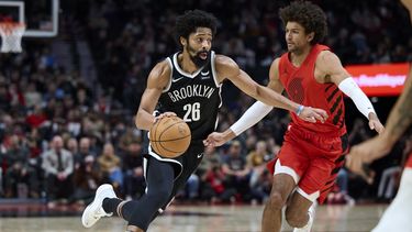 En foto del 17 de enero del 2024, el base de los Nets de Brooklyn Spencer Dinwiddie avanza hacia la canasta superando al base de los Trail Blazers de Portland Matisse Thybulle. El sábado 10 de febrero del 2024, Dinwiddie firmará con los Lakers, según fuente AP. (AP Foto/Craig Mitchelldyer)