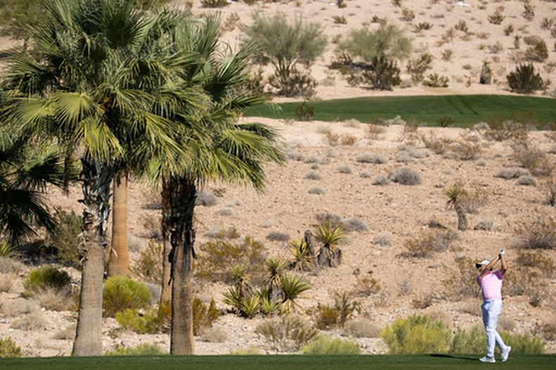 Sergio Garcia dispara desde el fairway en el hoyo 13 de la segunda ronda de la CJ Cup en Las Vegas el viernes 15 de octubre del 2026. (Erik Verduzco/Las Vegas Review-Journal via AP)