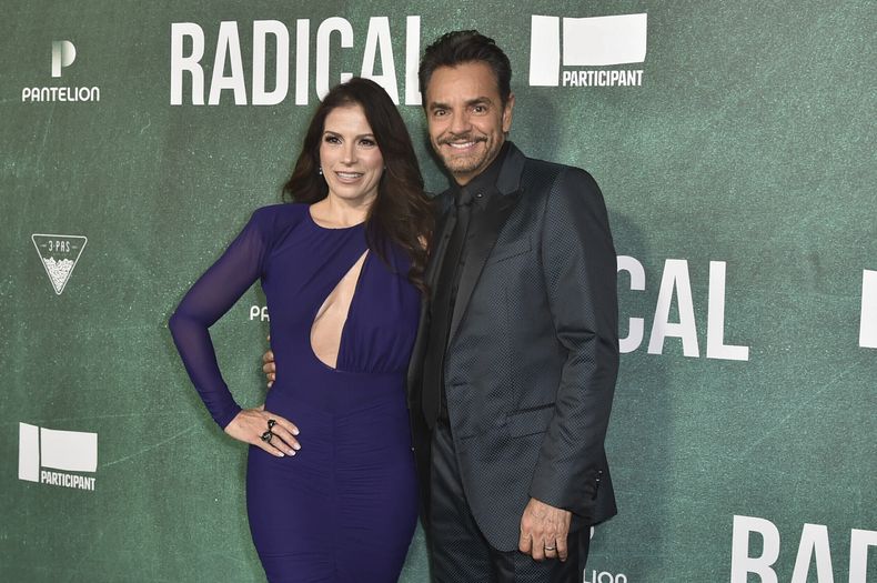 Alessandra Rosaldo, izquierda, y Eugenio Derbez llegan a la premiere de Radical el lunes 30 de octubre de 2023 en el Regency Bruin Theatre en Los Ángeles. (Foto Richard Shotwell/Invision/AP)
