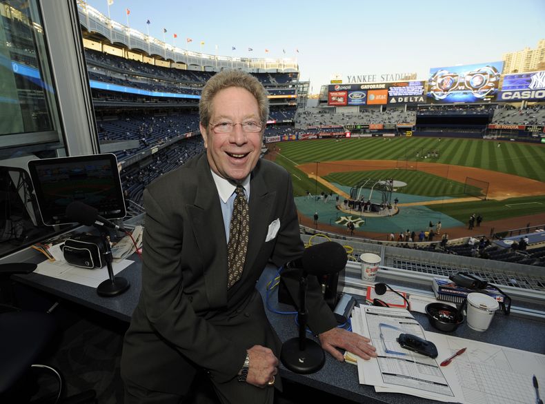 ARCHIVO - Esta foto del 25 de septiembre de 2009, muestra a John Sterling, narrador de los juegos de los Yanquis de Nueva York (AP Foto/Bill Kostroun, archivo)