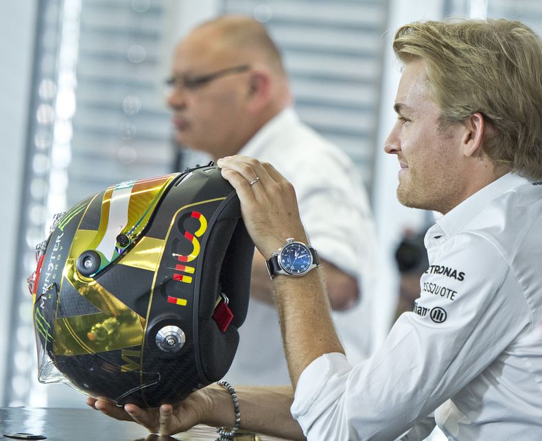El l&iacute;der del campeonato de pilotos de la F&oacute;rmula 1, el alem&aacute;n Nico Rosberg, sostiene su casco durante una conferencia de prensa en Hockenheim, Alermania, el jueves 17 de julio de 2014. (Foto de AP/Jens Meyer)