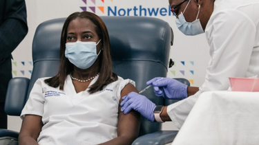 Coronavirus: una enfermera de Nueva York, la primera vacunada en EE.UU.