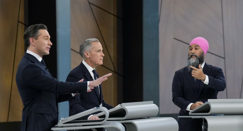 De izquierda a derecha: el líder conservador Pierre Poilievre, el líder del Partido Liberal, Mark Carney, y el líder del Nuevo Partido Democrático, Jagmeet Singh, participan en el debate federal canadiense en inglés el jueves 17 de abril de 2025 en Montreal. (Christopher Katsarov/The Canadian Press vía AP)