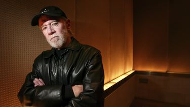 ARCHIVO - El actor y comediante George Carlin posa en un hotel de Nueva York el 19 de marzo de 2004. Los herederos de George Carlin demandaron el 25 de enero de 2024 a la compañía de medios detrás de un falso especial de comedia de una hora de duración que supuestamente utiliza inteligencia artificial para recrear el estilo y el material del difunto comediante de monólogos. (Foto AP/Gregory Bull, archivo)