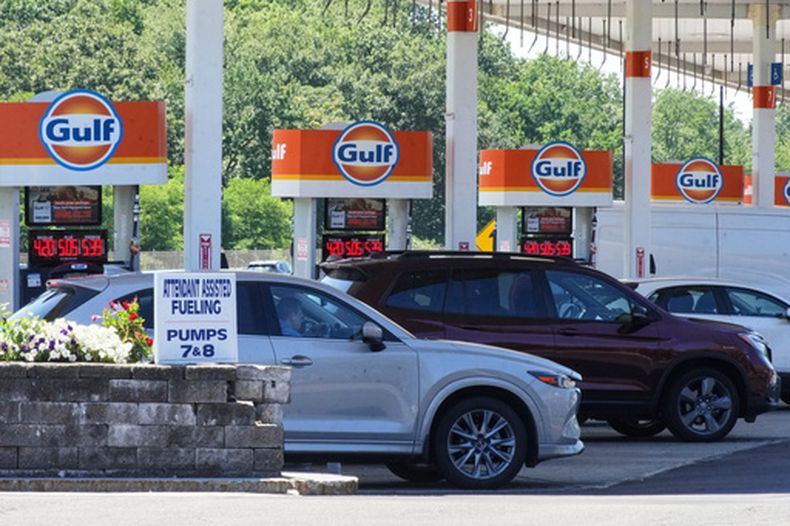 ARCHIVO - Autos cargan gasolina en una estación de servicio Gulf Oil en la autopista Massachusetts Turnpike, el domingo 19 de julio de 2026, cerca de Boston. (AP Foto/Gene J. Puskar, archivo)