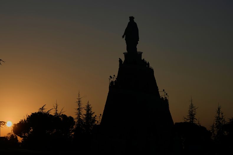Fieles visitan el santuario de Nuestra Señora de Líbano en Harissa, al norte de Beirut, Líbano, el domingo 9 de noviembre de 2025, mientras se pone el sol sobre el mar Mediterráneo. (AP foto/Hassan Ammar)