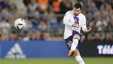 Lionel Messi del Paris Saint-Germain patea el balón en el empate 1-1 ante Estrasburgo en la liga francesa, el sábado 27 de mayo de 2023. (AP Foto/Jean-Francois Badias)