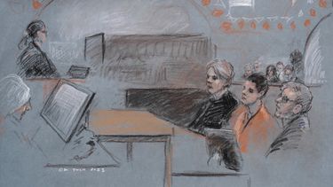 En este dibujo de la corte, el aviador de primera clase Jack Teixeira, de 21 años, se presenta ante un tribunal en Boston el 19 de abril de 2023, acusado de filtrar documentos militares secretos en un foro público en internet. (Margaret Small vía AP, archivo)