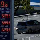 Un automóvil circula detrás del cartel de precios de gasolina de una gasolinera en San Francisco, el jueves 5 de marzo de 2026. (Foto AP/Jeff Chiu)