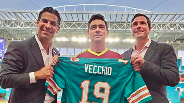 alcalde de miami asiste junto al embajador de venezuela al amistoso de futbol