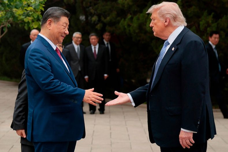 ARCHIVO - El presidente de Estados Unidos, Donald Trump, a la derecha, estrecha la mano del presidente de China, Xi Jinping, tras salir para una visita en el jardín de Zhongnanhai, en Beijing, el viernes 15 de mayo de 2026. (Evan Vucci/Pool Foto via AP, archivo)