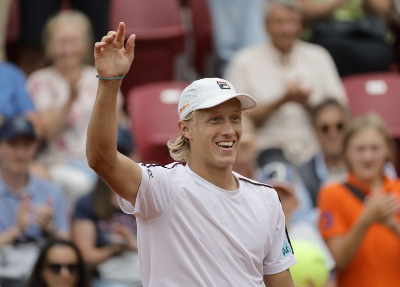 Leo Borg celebra tres derrotar a Elias Ymer en el Abierto de Suecia, el martes 18 de julio de 2023, en Bastad. (Adam Ihse/TT News Agency vía AP)
