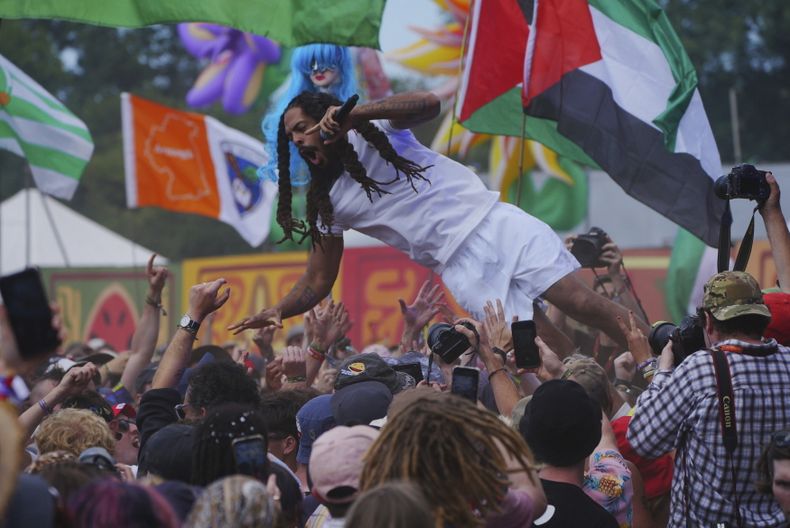 Bob Vylan salta hacia el público durante una actuación en el escenario West Holts, durante el Festival de Glastonbury en Worthy Farm, Somerset. Inglaterra, el sábado 28 de junio de 2025. (Ben Birchall/PA via AP)