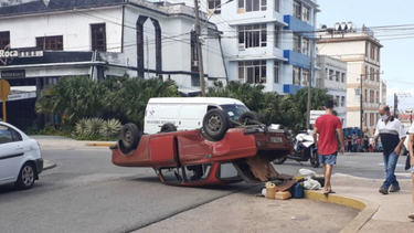 choque entre camioneta y moscovich deja un herido